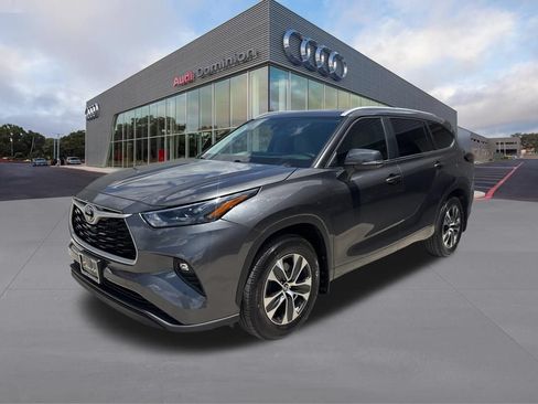 Used 2025 Toyota Highlander XLE FWD image 1