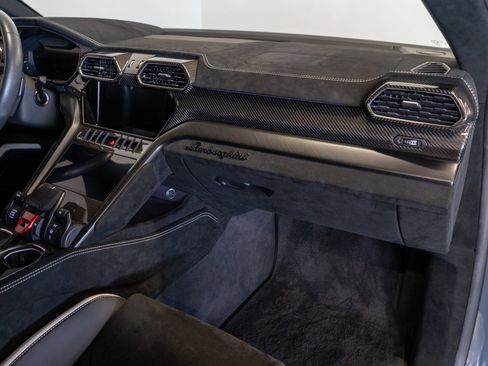 Used 2023 Lamborghini Urus Performante AWD/4WD image 13