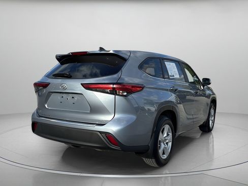 Used 2023 Toyota Highlander LE image 3