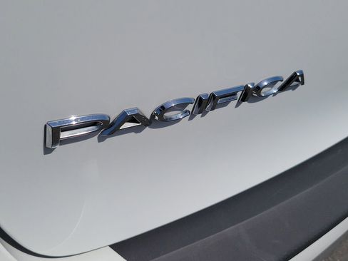 Certified 2024 Chrysler Pacifica Limited FWD image 25