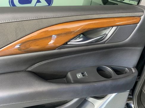 Used 2018 Cadillac Escalade 4WD image 31