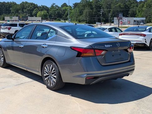 Used 2025 Nissan Altima 2.5 SV FWD image 6