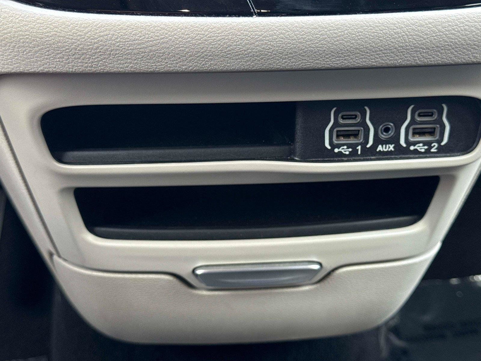 Used 2023 Chrysler Pacifica Touring-L FWD image 26