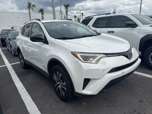 Used 2018 Toyota RAV4 LE FWD image 3