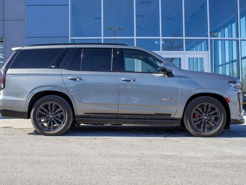 Used 2023 Cadillac Escalade V w/ LPO, ONYX Package image 4