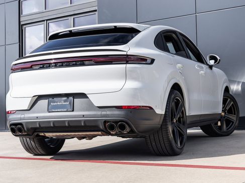 Used 2025 Porsche Cayenne Coupe image 11