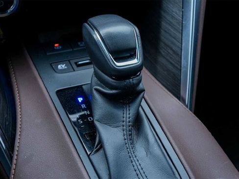 Used 2024 Toyota Venza XLE image 17