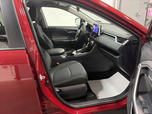 Used 2025 Toyota RAV4 XLE image 28