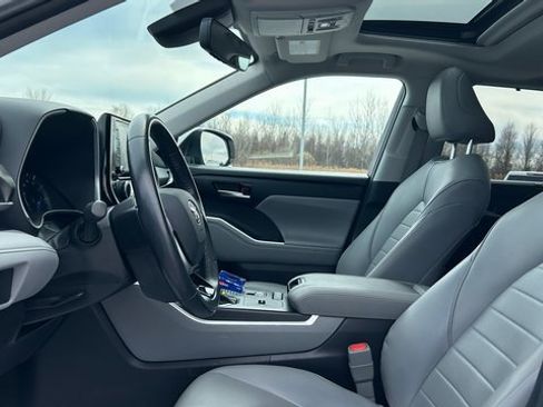 Used 2021 Toyota Highlander XLE image 16