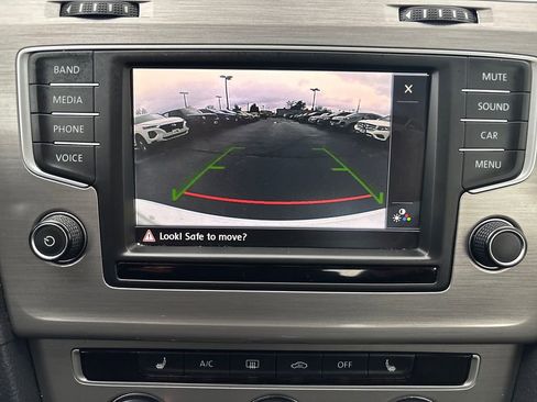 Used 2016 Volkswagen Golf SE image 27