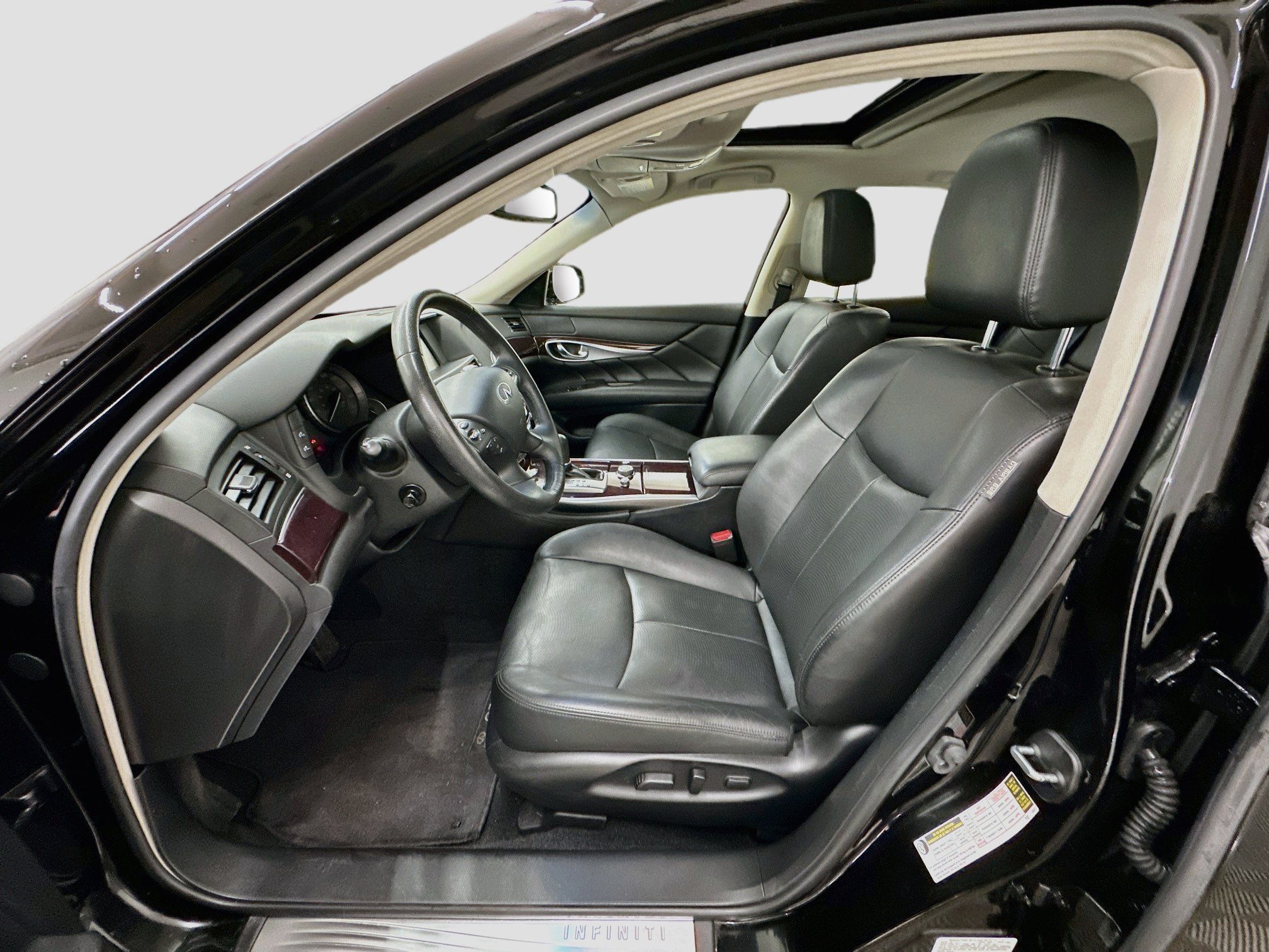 Used 2018 INFINITI Q70 Luxe AWD/4WD image 13