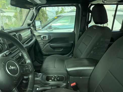 Used 2021 Jeep Gladiator Willys AWD/4WD image 7