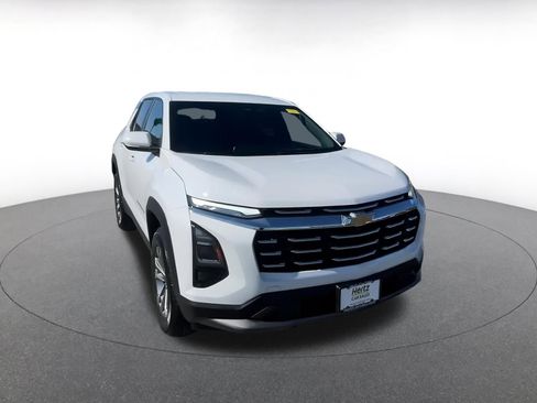 Used 2025 Chevrolet Equinox LT image 3