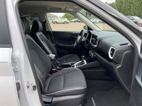 Used 2022 Hyundai Venue Limited FWD image 12