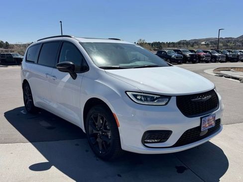 New 2026 Chrysler Pacifica Limited w/ S Appearance Package AWD/4WD image 8
