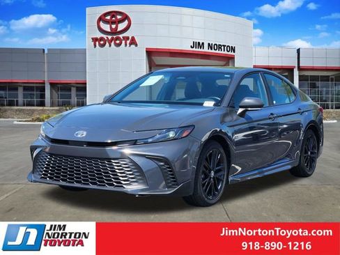 Used 2025 Toyota Camry SE image 3