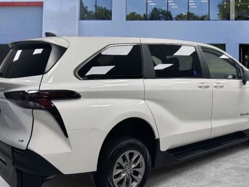 Used 2026 Toyota Sienna LE image 3