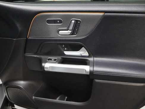 Used 2020 Mercedes-Benz GLB 250 GLB 250 w/ Premium Package image 12