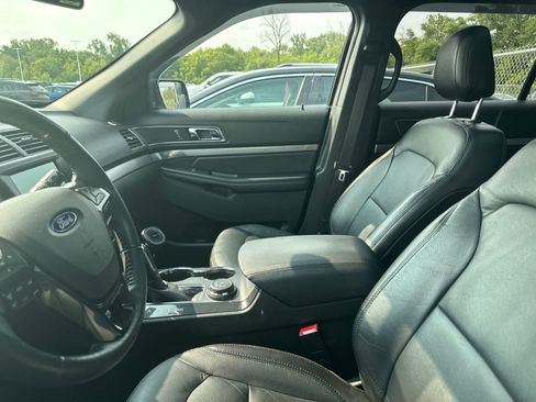 Used 2018 Ford Explorer XLT w/ Equipment Group 202A AWD/4WD image 32