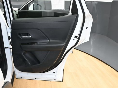 Used 2025 Nissan Kicks SV AWD/4WD image 37