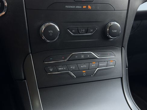 Used 2020 Ford Edge SE FWD image 27