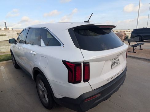 Used 2022 Kia Sorento LX FWD image 2