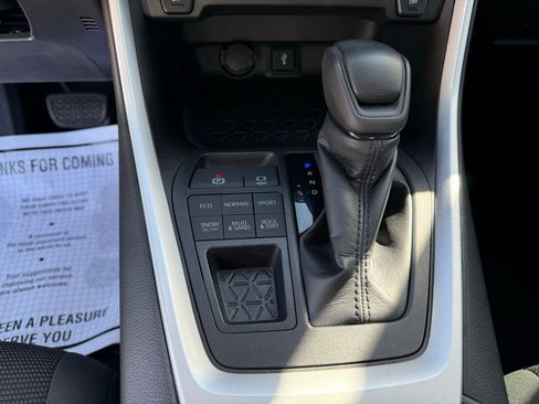 Used 2021 Toyota RAV4 LE image 19