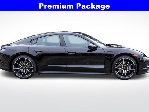 Used 2022 Porsche Taycan image 9