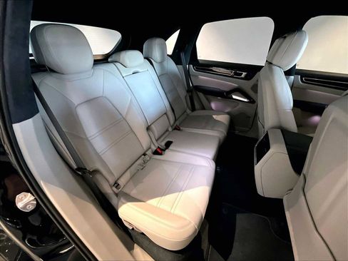 Used 2023 Porsche Cayenne Turbo S image 32