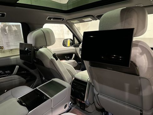 Used 2025 Land Rover Range Rover SV image 8