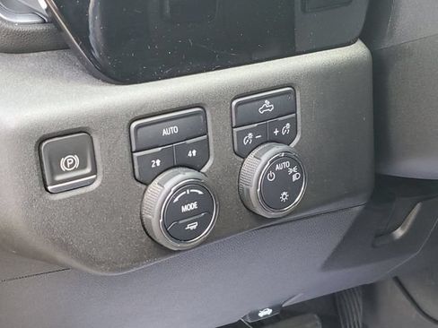 Used 2022 Chevrolet Silverado 1500 LT AWD/4WD image 8