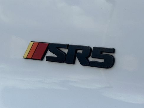 Used 2018 Toyota 4Runner SR5 AWD/4WD image 10