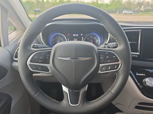 Used 2024 Chrysler Pacifica Touring-L image 16