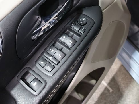 Used 2013 Chrysler Town & Country Touring image 12