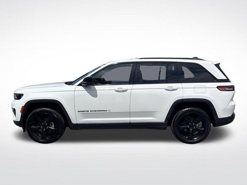 Used 2023 Jeep Grand Cherokee Altitude AWD/4WD image 13