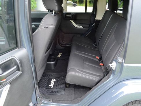 Used 2018 Jeep Wrangler Unlimited Sahara w/ Connectivity Group AWD/4WD image 14
