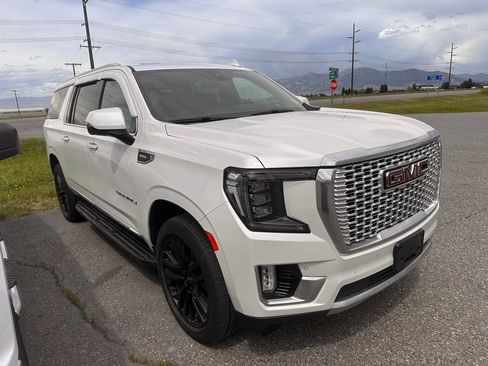 Used 2022 GMC Yukon XL Denali AWD/4WD image 1