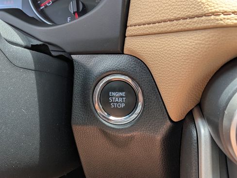 Used 2021 Toyota RAV4 XLE w/ Convenience Package FWD image 31