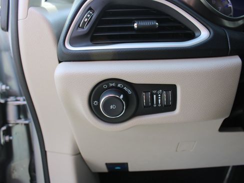 Certified 2023 Chrysler Pacifica Touring-L FWD image 11