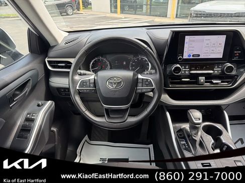 Used 2024 Toyota Highlander LE AWD/4WD image 25