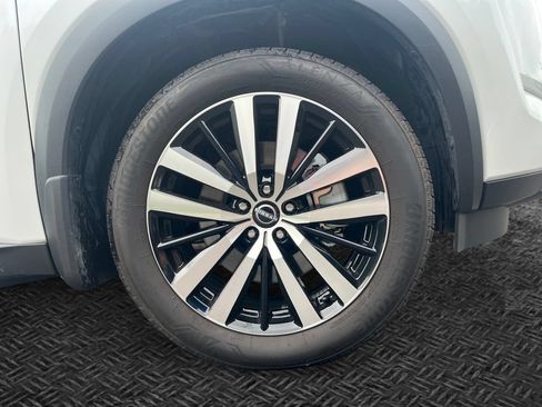 Used 2025 Nissan Pathfinder Platinum FWD image 6