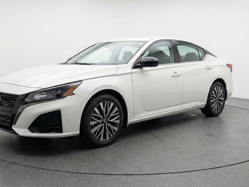 Used 2025 Nissan Altima 2.5 SV image 3