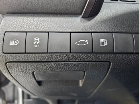 Used 2018 Toyota Camry LE image 28