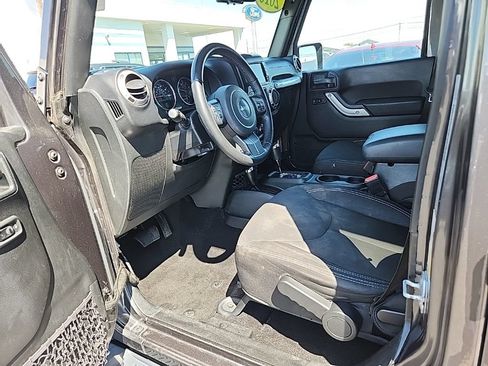Used 2018 Jeep Wrangler Unlimited Sahara w/ Connectivity Group AWD/4WD image 21
