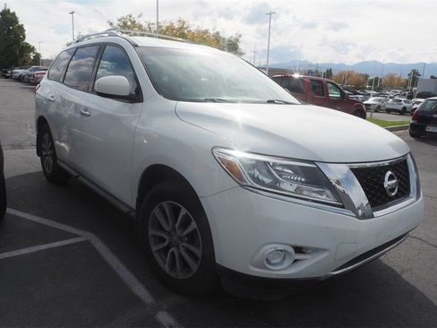 Used 2013 Nissan Pathfinder SV image 2
