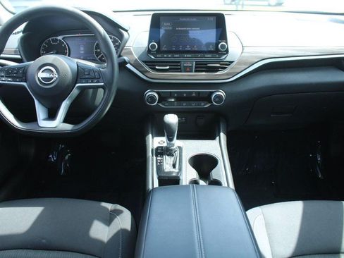 Used 2025 Nissan Altima 2.5 SV FWD image 13