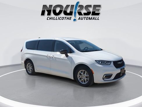 Used 2024 Chrysler Pacifica Touring-L FWD image 2