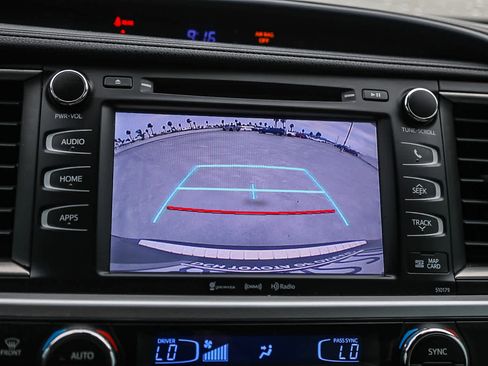 Used 2017 Toyota Highlander XLE image 22