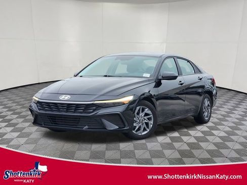 Used 2024 Hyundai Elantra SEL image 1