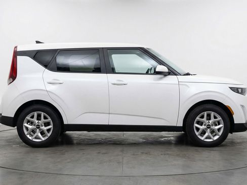 Used 2025 Kia Soul LX w/ LX Technology Package FWD image 11